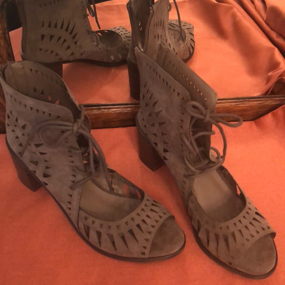 New! Breckelle’s Tan suede peep toe shoes /booties
